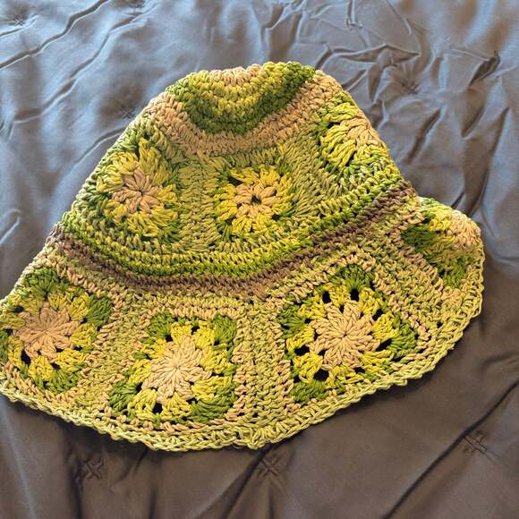 Steve Madden Granny Square Crochet Floral Paper Straw Bucket Hat - Picture 2 of 3